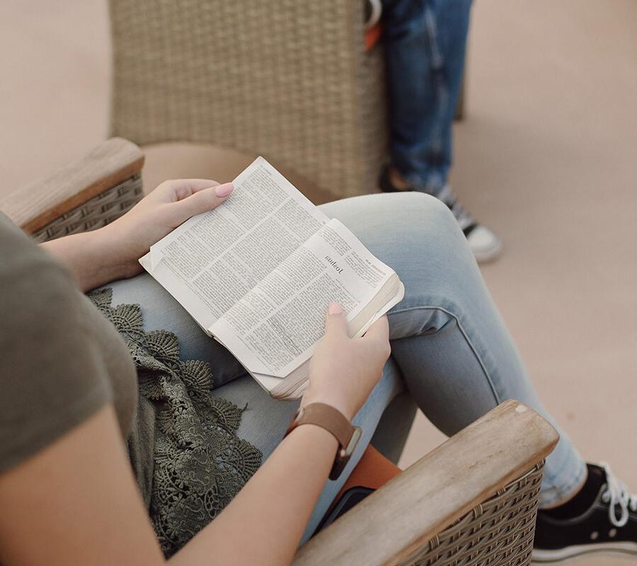 圣经研究专业的学生读圣经